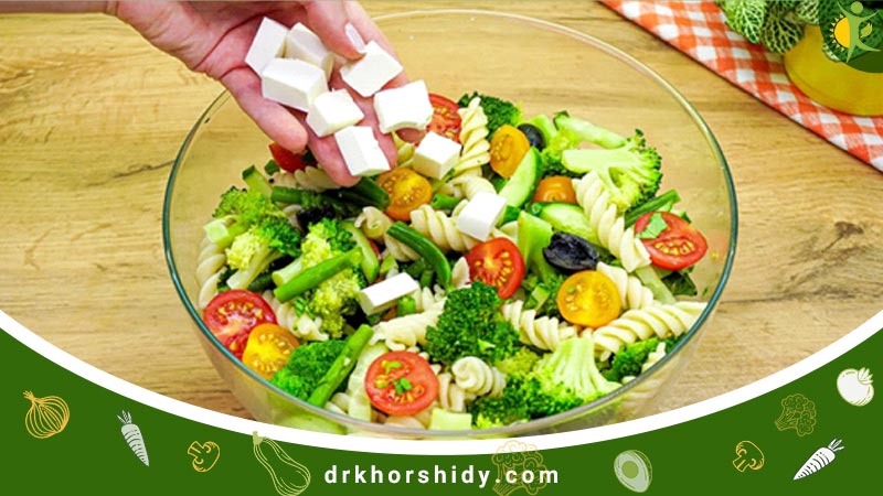 فردید درحال درست کردن سالاد ماکارونی