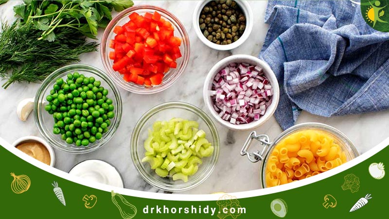 چندین ظرف سالاد ماکارونی