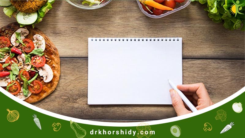 فردی درحال نوشتن چیزی روی برگه