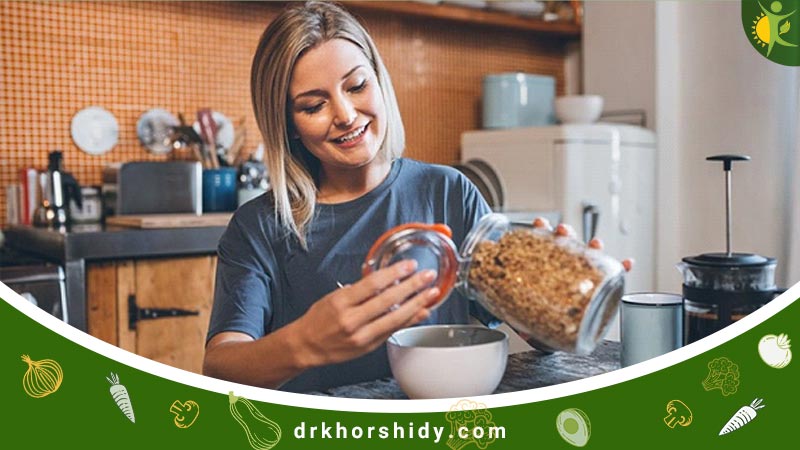 خانم درحال درست کردن چیزی