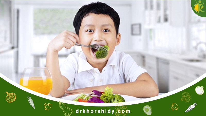 پسر بچه ای که در حال خورد سبزیجات است