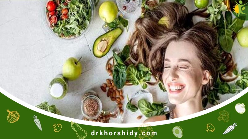خانمی که در حال خندیدن است و در کنار آن اعنواع میوه های مختلف وجود دارد