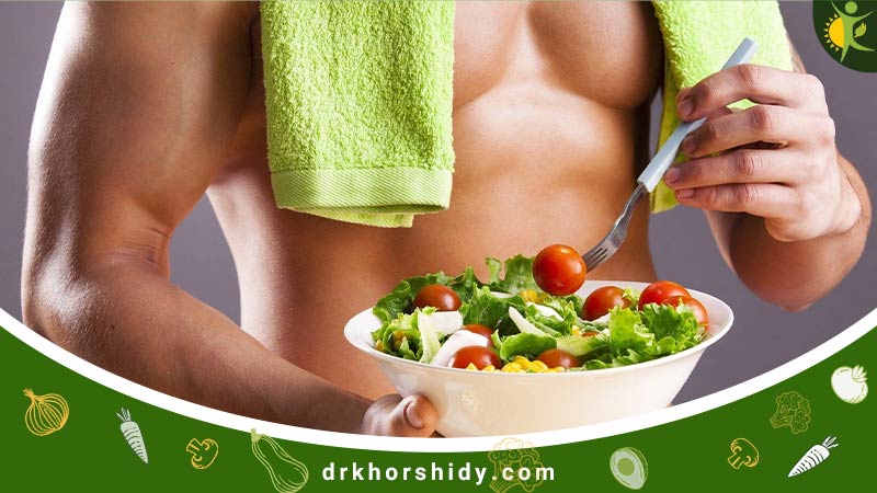مردی که درحال خوردن سالاد میباشد