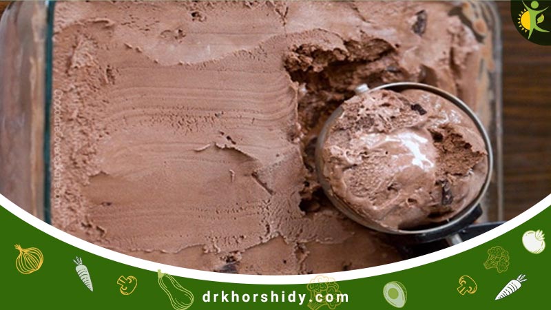 یک ظرف بستنی رژیمی شکلاتی