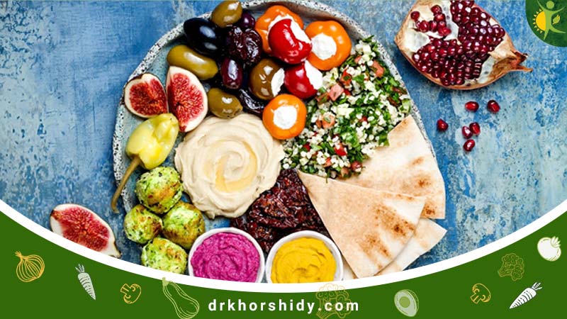ظرفی پر از مواد پروتئینی و میوه های مختلف
