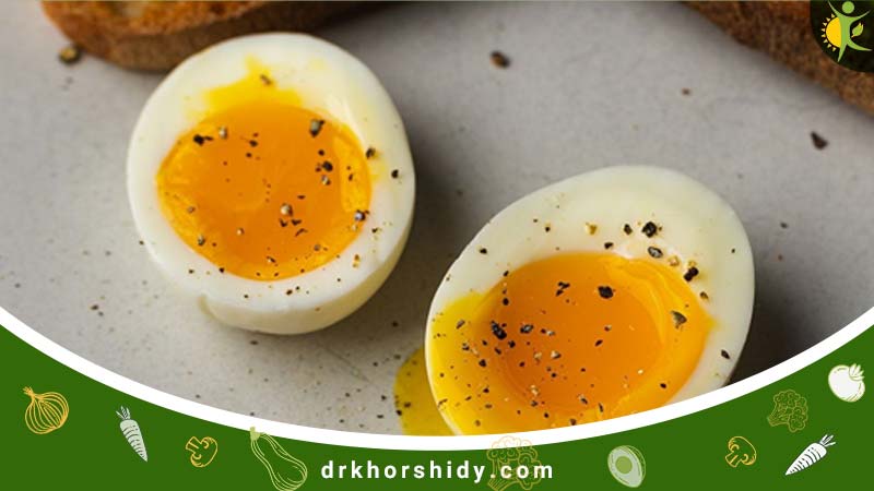 تخم مزغ پخته شده ای که از وسط نصف شده است