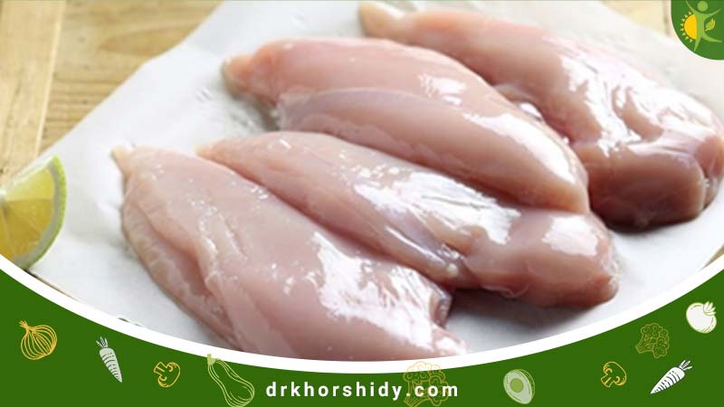 تعدادی سینه مرغ که برای رژیم غذایی با مرغ آماده شده است