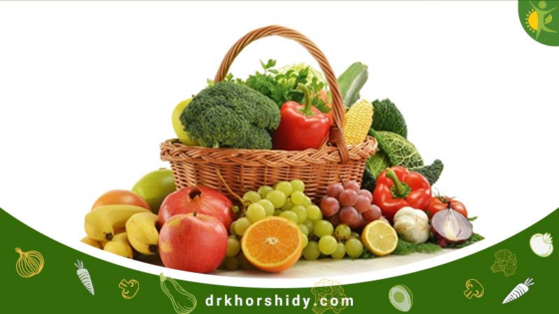 یک سبد میوه که اطزاف آن هم میوه قرار دارد