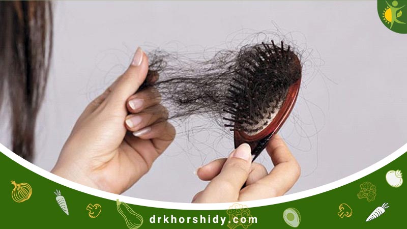 مقدار زیادی مو که در شانه گیر کرده است