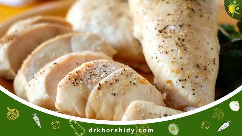 تعدادی سینه مرغ پخته شده که مناسب رژیم میباشد