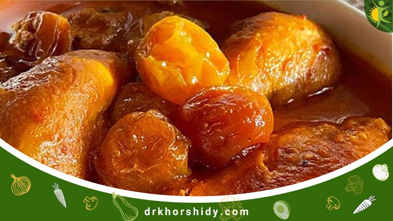 گوشت و مرغ و آلوی آب پز شده در ظرفی