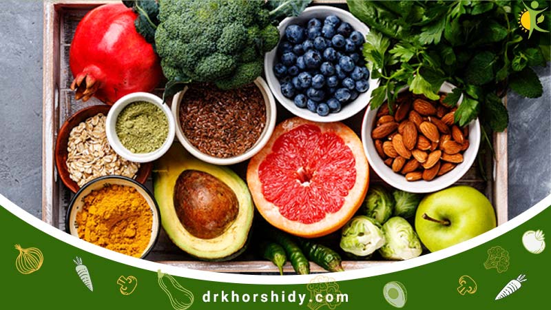 یک ظرف مستطیل شکل پر از میوه های مختلف
