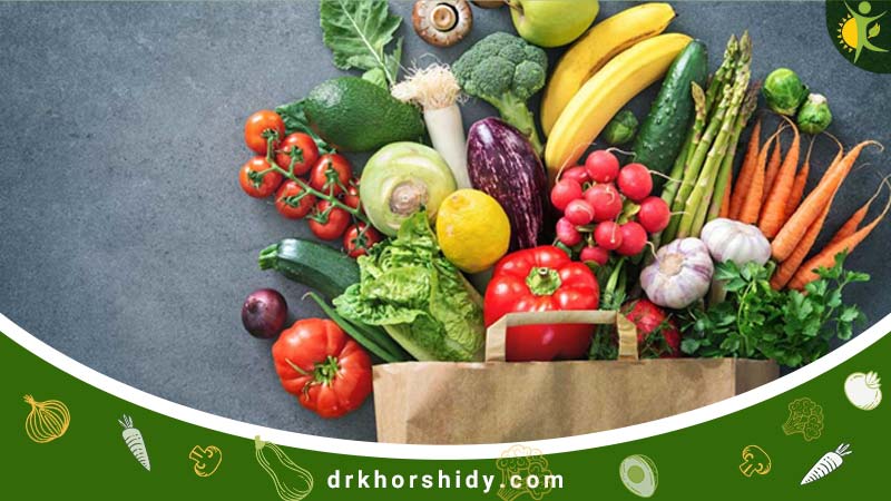 چندین میوه که از پاکتی بیرون زده شده