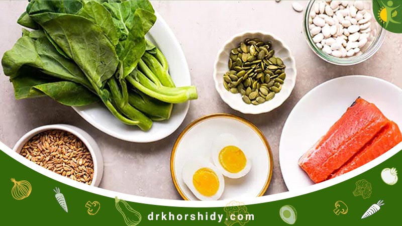 یک ظرف ماهی، یک عدد کاهو، و تخم مرغ وجود دارد