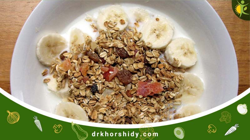 ترکیب موز و گردو که روی شیر ریخته شده