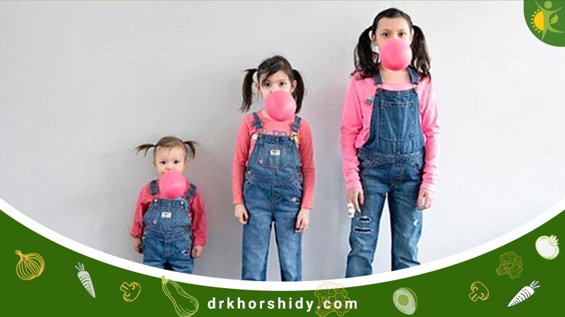 3 کودک که در کنار یک دیگر ایستاده اند