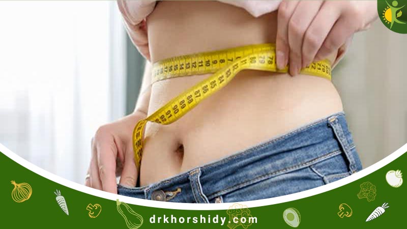 بدن یک خانم که که دور کمر خود متر بسته