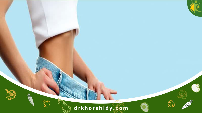 خانمی بسیار لاغر که شلوار خود را به دست گرفته