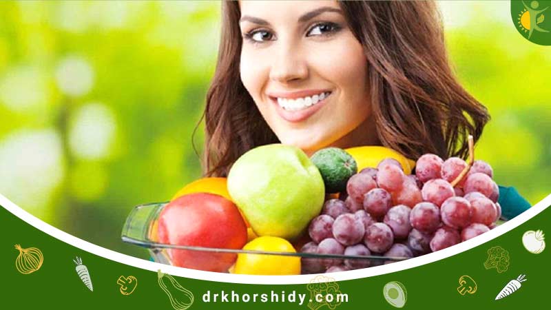 خانمی که انواع میوه های مختلف را در دست داره