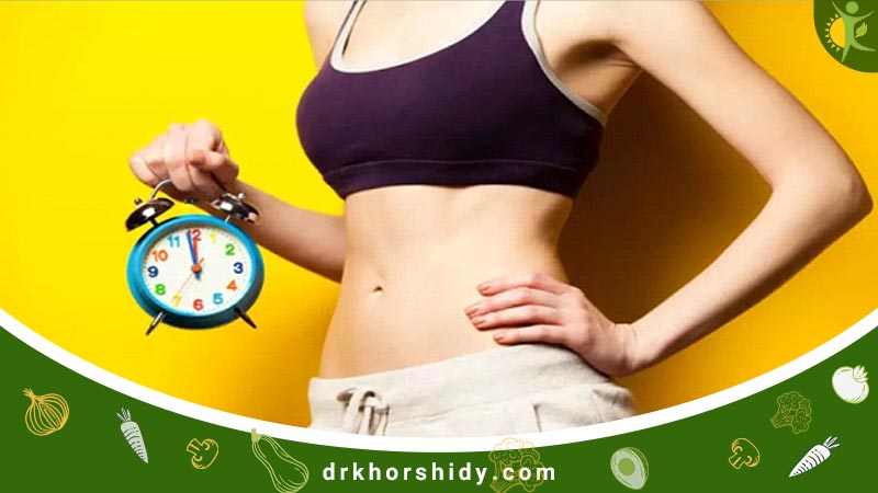 خانمی که یک ساعت به دست دارد