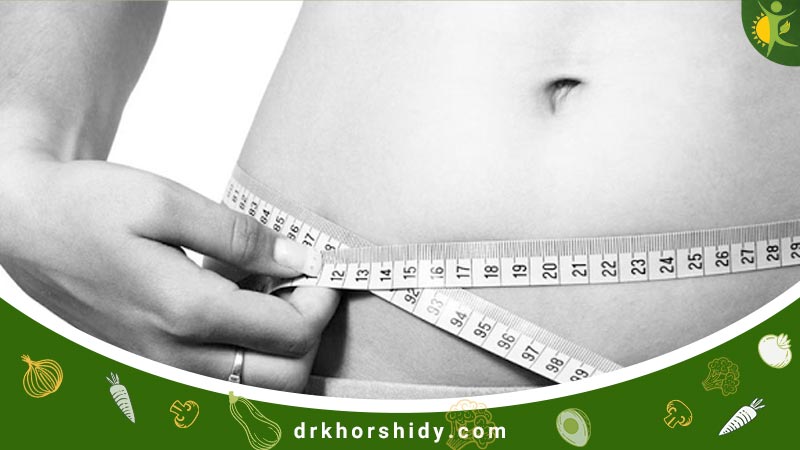 فردی درحال اندازه گیری شکم خود برای چربی سوزی شکم و پهلو