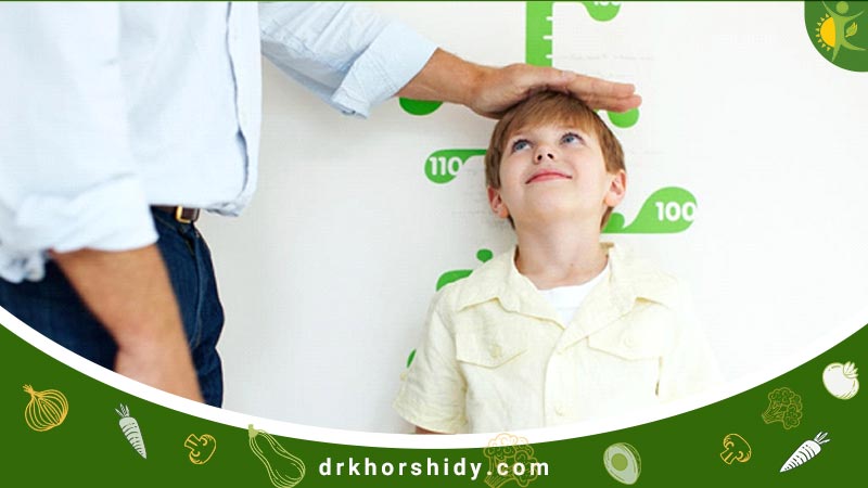 فردی درحال اندازه گیری قد پسر بچه ای