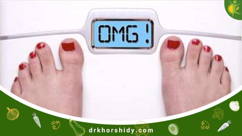 فردی درحال وزن کردن خودش