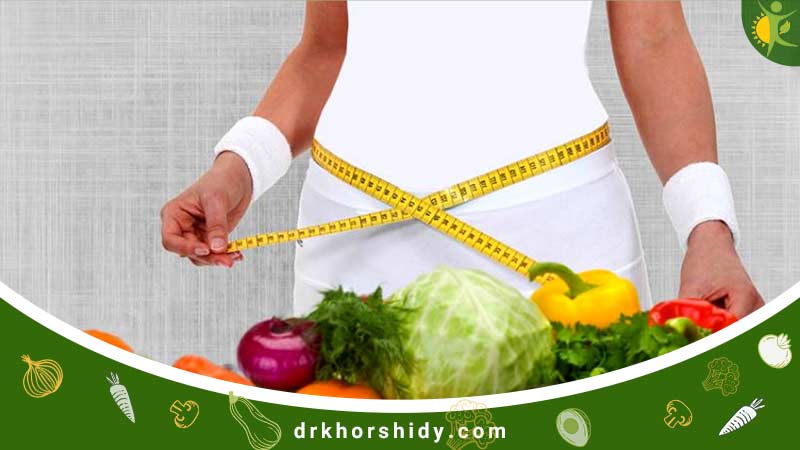 فردی که دور کمر خود را با متری بسته