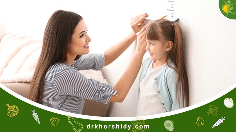 مادری در حال اندازی گیری قد کودک خود