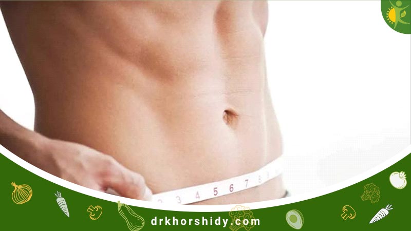 مردی ورزش کار که شکم و پهلوی خود را آب کرده