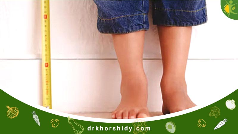 نمایی از پای یک کودک در کنار متر