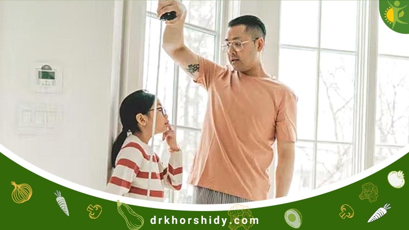 پدری در حال اندازه گیری قد کودک خود