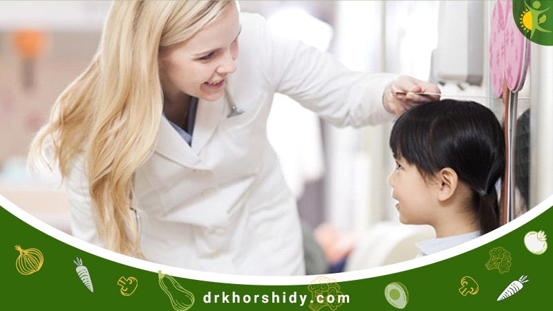 پزشکی در حال اندازه گیری کودکی