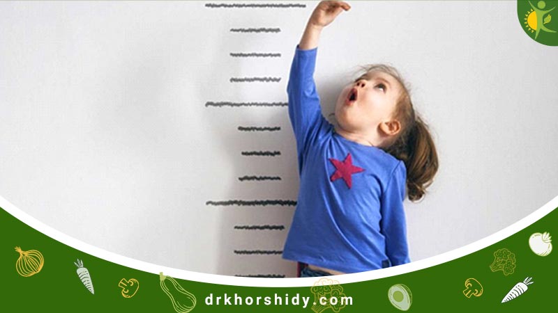 کودکی در حال اندازی گیری قد خود