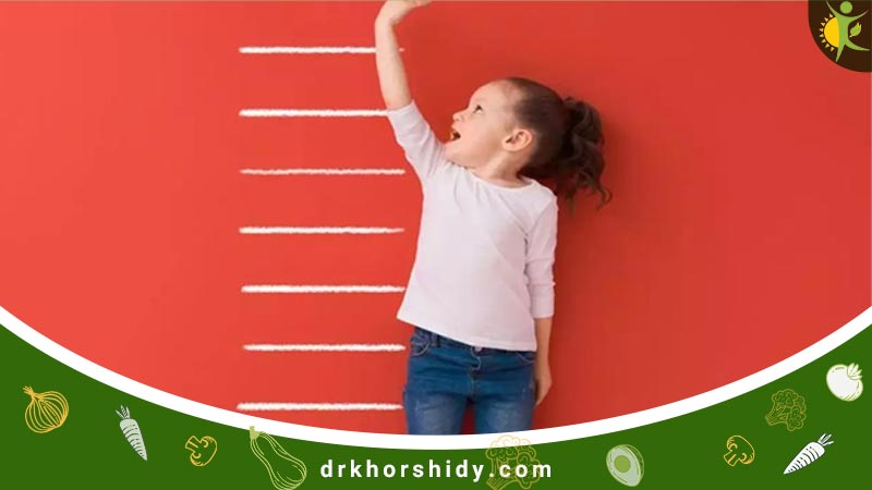 کودکی که درحال اندازه گیری قد خودش است